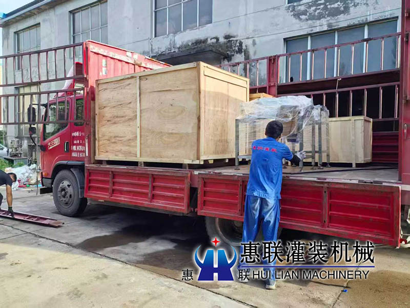 小型全自動灌裝機發(fā)往四川
